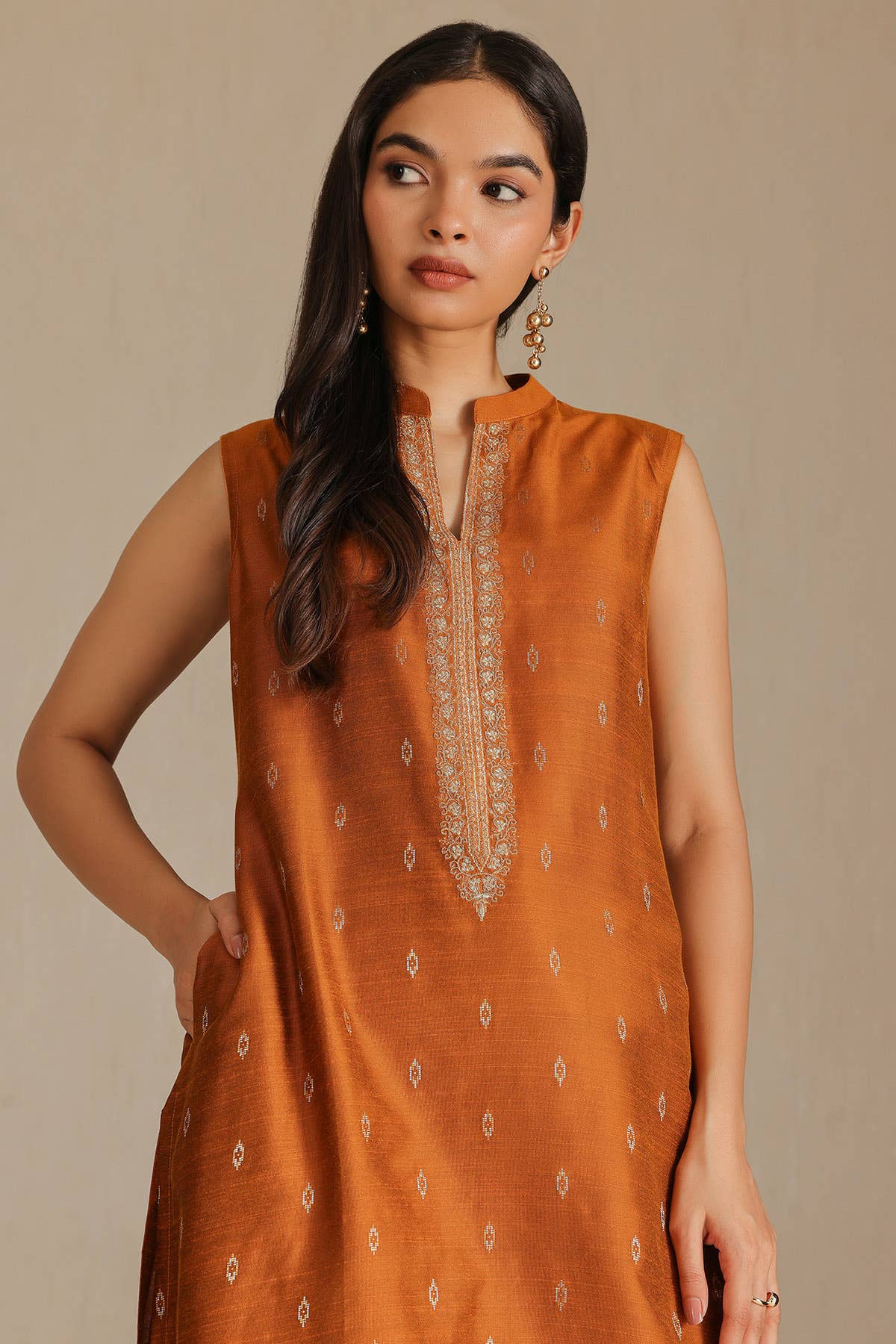 Mustard Viscose Blend Woven Design Kurta With Zari - Image 2